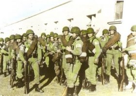 Paracaidistas españoles en Ifni armados con el fusil mauser M1943.