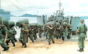 Soldados norteamericanos desembarcando en Vietnam