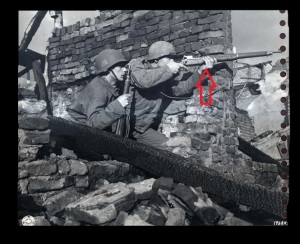 2ª Guerra Mundial. Dos soldados norteamericanos portan fusiles M1917.