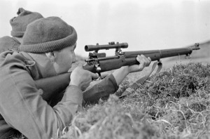 Soldado británico con un fusil M1917 con mira telescópica.
